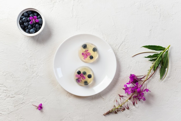 Zestaw potraw w pastelowej estetyce